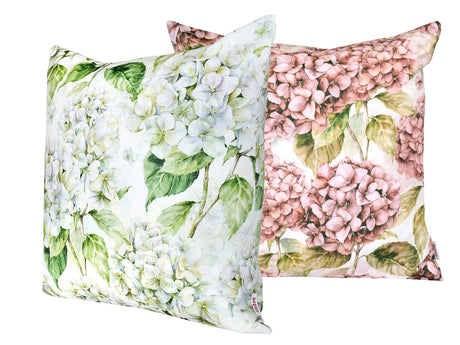 Gebluemte Kissenbezuege im Landhausstil, bedruckt mit rosa/pinken oder weissen Hortensien-Blueten.