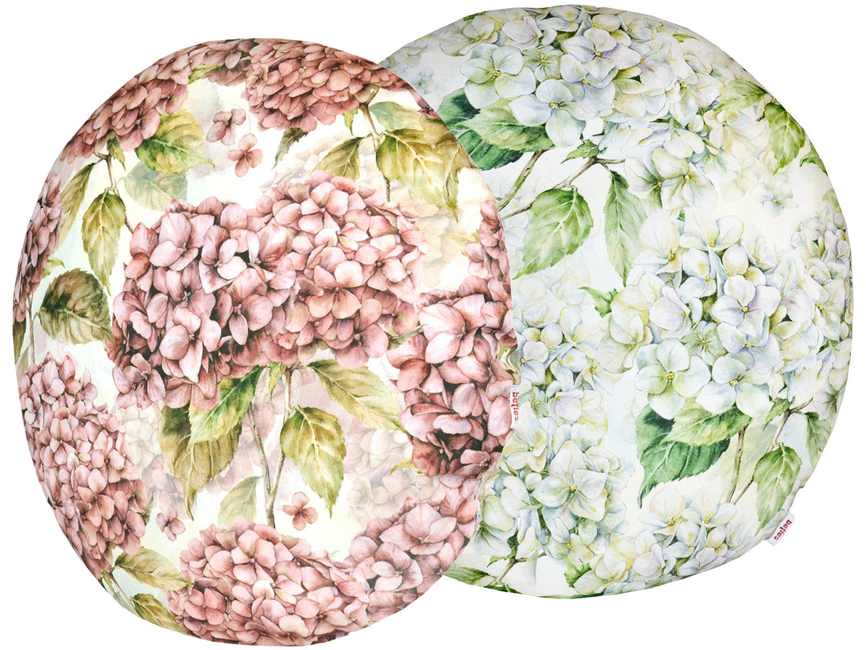 Gebluemte, runde Kissenbezuege im Landhausstil, bedruckt mit rosa/pinken oder weissen Hortensien-Blueten.