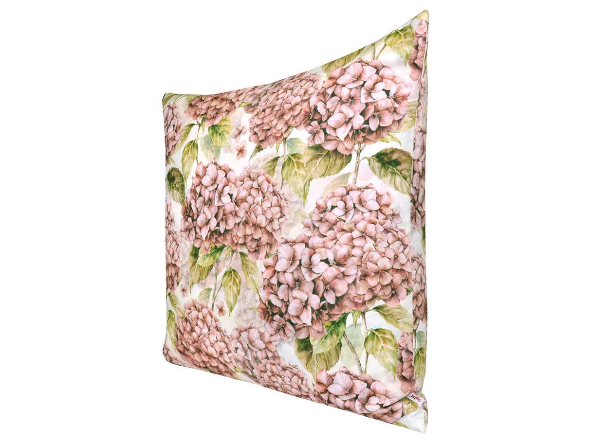 Quadratischer Kissenbezug im Landhausstil, bedruckt mit rosa/pinken Hortensien-Blueten.
