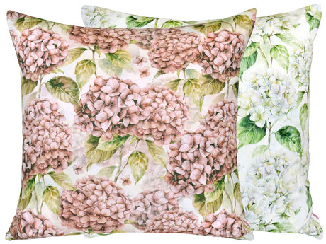Gebluemte Kissenbezuege im Landhausstil, bedruckt mit rosa/pinken oder weissen Hortensien-Blueten.