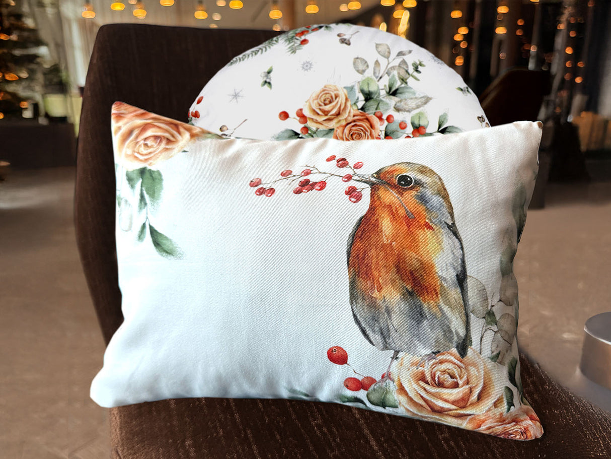 Weisse Kissenhülle – Winterdeko mit orangen gefrosteten Rosen und einem Rotkelchen – 100% Baumwolle – Aus der beties Magie des Winters "Frost-Rose Rotkelchen" Kollektion.