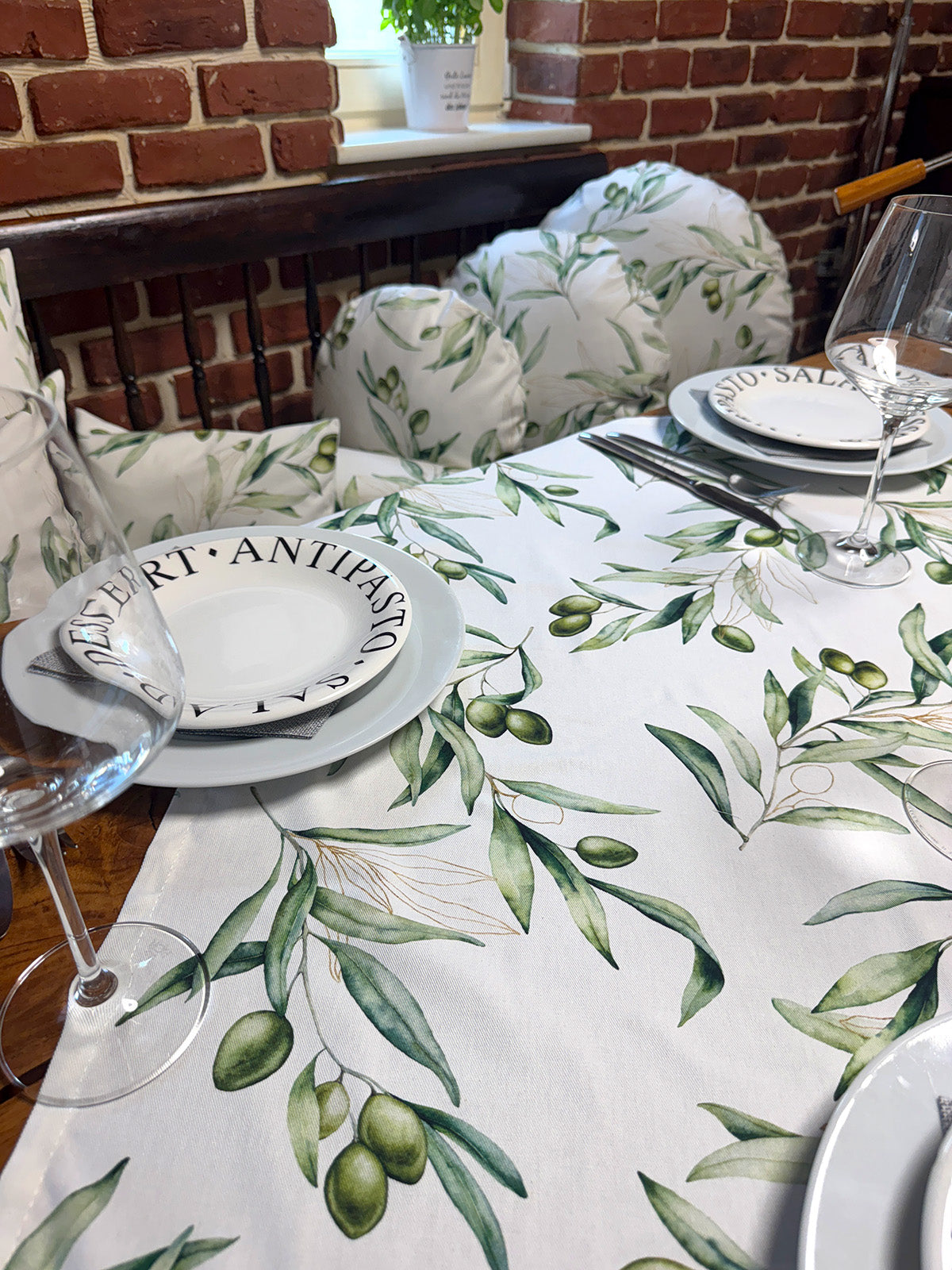 Mediterrane Tischdecke 110x110–130x220 cm aus 100% Baumwolle - Oliven Design aus der beties "Italy Collection"