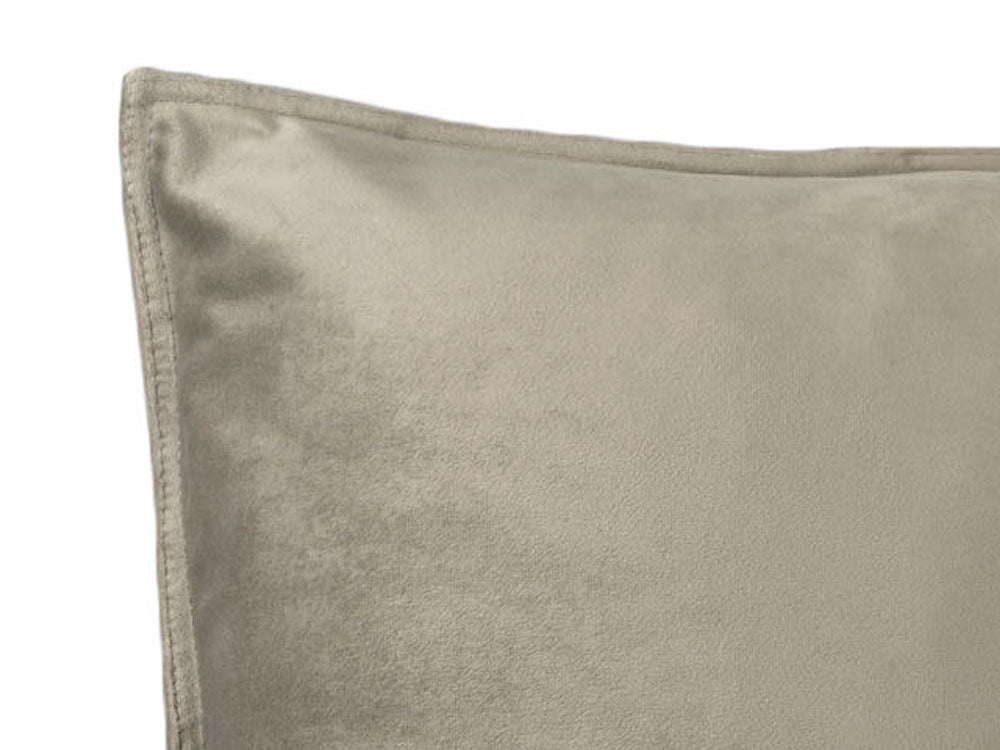 Nahaufnahme von der doppel-Naht des taupe-farbenen Samt-Kissenbezugs.