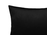 Nahaufnahme eines Samt&Sonders Kissenbezug in der Farbe schwarz.