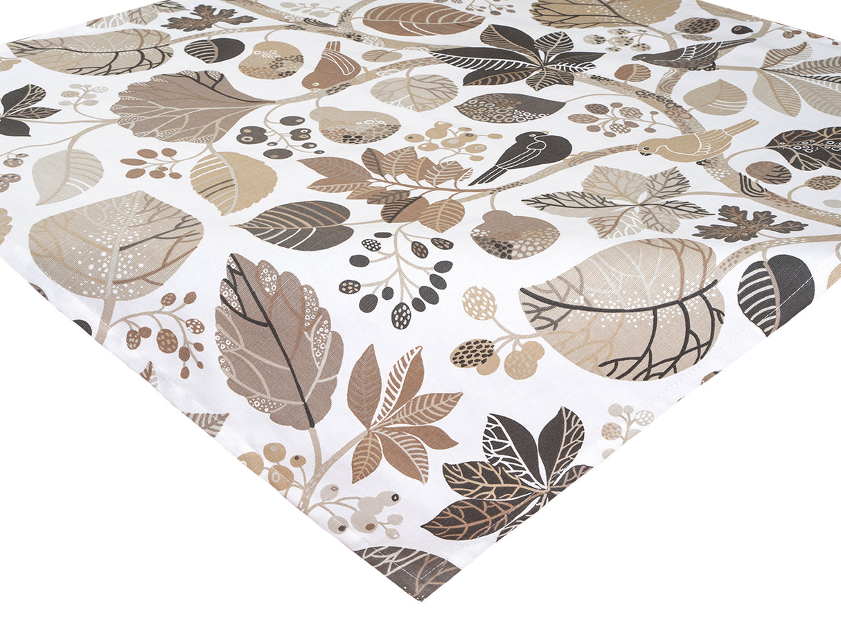 Eine Mitteldecke bedruckt mit taupefarbenen und braunen Blaettern, Zweigen und Voegeln auf weissem Hintergrund.