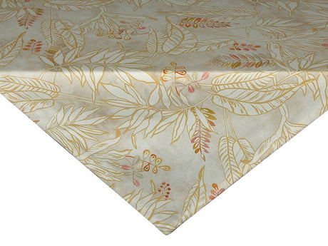 Beige melierte Mitteldecke mit goldenem und rostfarbenem Blaetter Dekor.