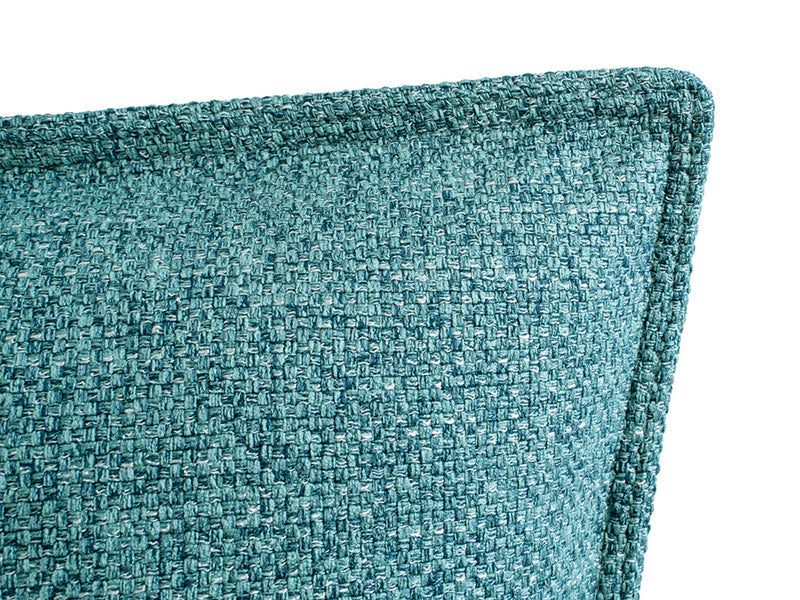 Nahaufnahme des Boucle-Kissenbezugs mit Jeans-Doppelnaht