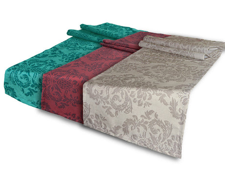 Drei Tischlaeufer nebeneinander, in den Farben Beige, Rot und Petrol. Bedruckt sind die Tischlaeufer mit barocken Ornamenten in der jeweiligen Farbe, nur etwas dunkler. 