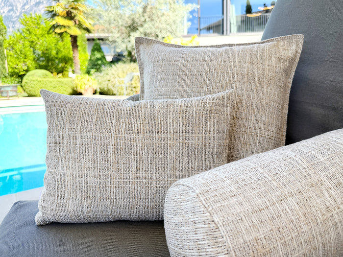  beties Outdoor-Kissenhülle Beige-Melange auf Gartenmöbeln – UV-beständige Kissenhülle für den Außenbereich 