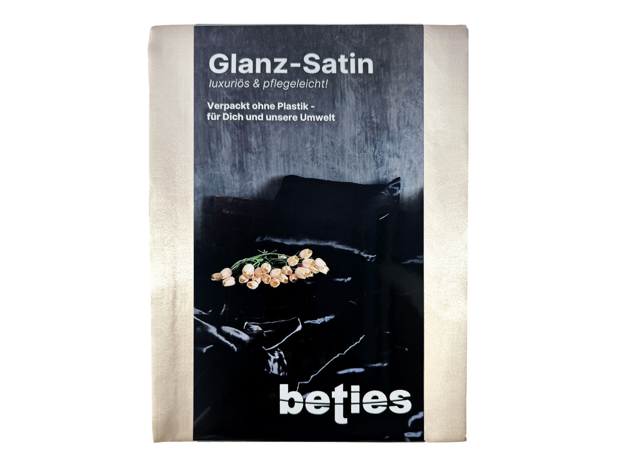 Champagner-Farbenes Glanz Satin Spannbetttuch. Verpackt mit einer edlen, schwarzen Karton-Banderole.