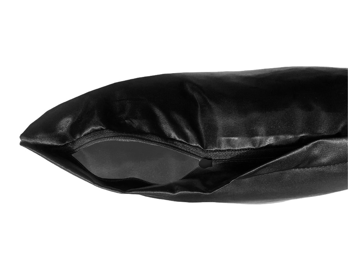 Detailansicht eines verdeckten Reissverschlusses mit Waescheschieber an einem schwarzen Bettbezug.