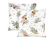 Weisse Kissenhuellen ca. 40x40 cm – Winterdeko mit orangen oder rosa gefrosteten Rosen, Kieferzapfen und Zweigen im Alloverdruck – 100% Baumwolle – Aus der beties Magie des Winters "Frost-Rose" Kollektion.