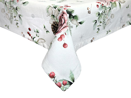 Weisse Tischdecke – Winterdeko mit gefrosteten Rosen in mauve, Kieferzapfen und Zweigen – 100% Baumwolle – aus der beties Magie des Winters "Frost-Rose" Kollektion.