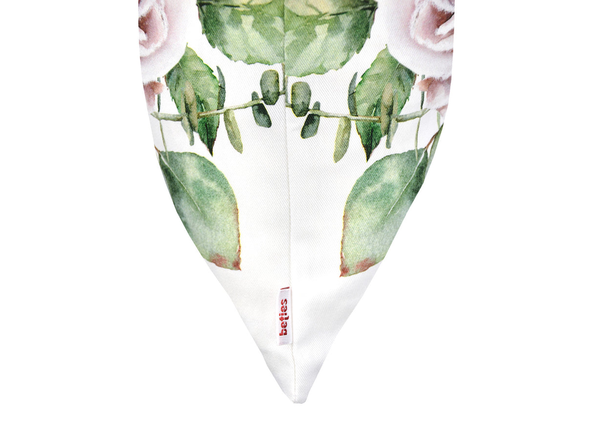 Weisse Kissenhülle ca. 50x50 cm – Winterdeko mit rosa gefrosteten Rosen Bukett, Detailansicht beties Label – 100% Baumwolle – Aus der beties Magie des Winters "Frost-Rose Bukett" Kollektion.