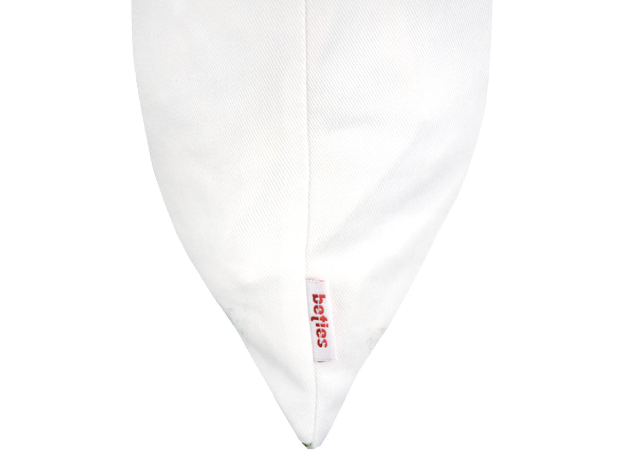 Weisse Kissenhülle ca. 50x50 cm – Winterdeko mit rosa gefrosteten Rosen und rosa Schleife, Detailansicht beties Label – 100% Baumwolle – Aus der beties Magie des Winters "Frost-Rose Schleife" Kollektion.