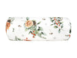 Weisse Nackenrollenhuelle ca. 15x40 cm – Winterdeko mit orangen, gefrosteten Rosen, Tannenzapfen und Zweigen – 100% Baumwolle – Aus der beties Magie des Winters "Frost-Rose" Kollektion.