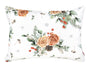 Weisse Kissenhuelle ca. 25x35 cm – Winterdeko mit orangen, gefrosteten Rosen, Kieferzapfen und Zweigen im Alloverdruck – 100% Baumwolle – Aus der beties Magie des Winters "Frost-Rose" Kollektion.