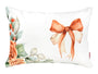 Weisse Kissenhuelle ca. 25x35 cm – Winterdeko mit oranger Schleife, orangen gefrosteten Rosen, Kieferzapfen und Zweigen – 100% Baumwolle – Aus der beties Magie des Winters "Frost-Rose" Kollektion.