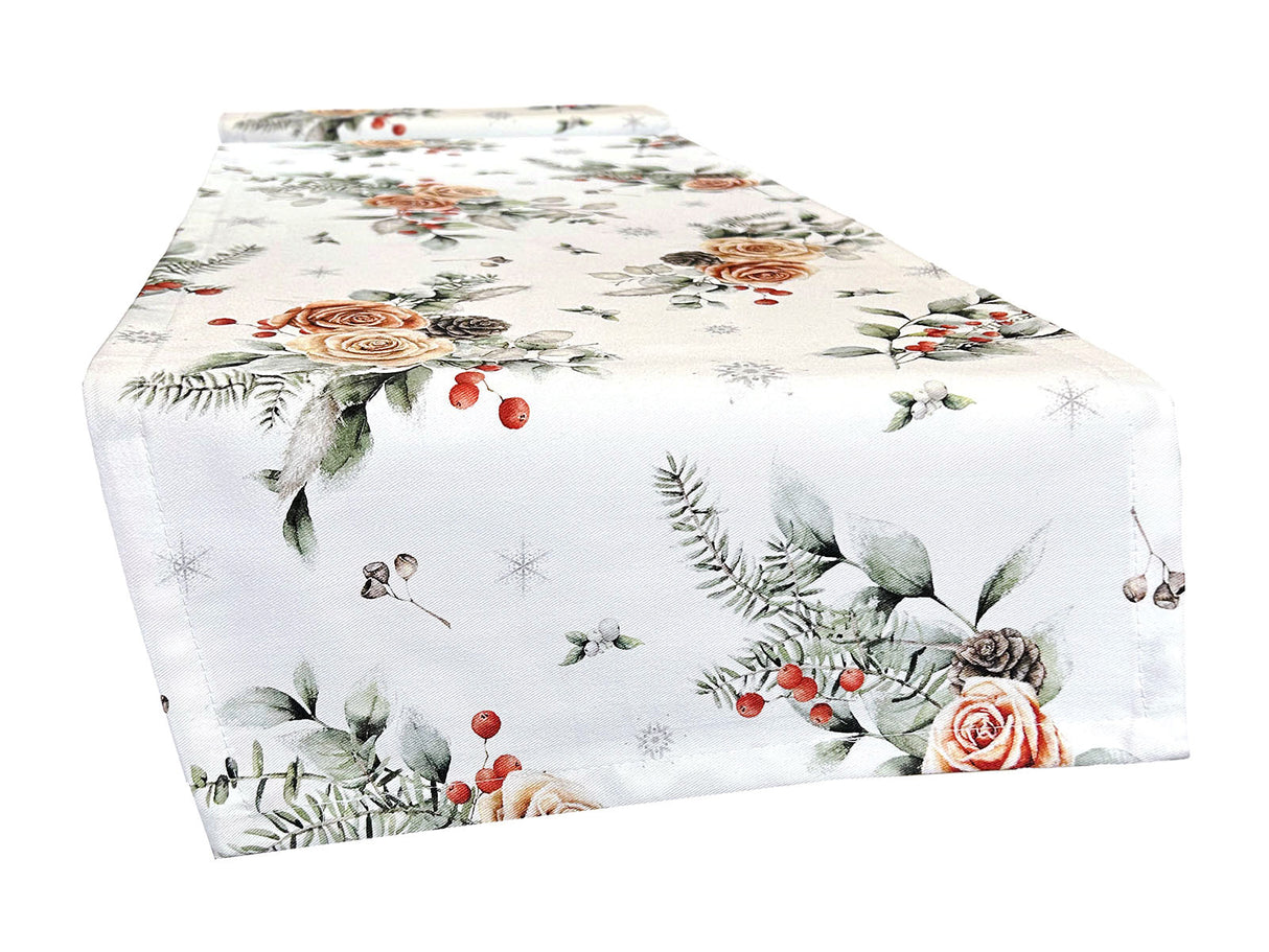Weisser Tischlaeufer – Winterdeko mit gefrosteten Rosen in orange, Tannenzapfen und Zweigen – 100% Baumwolle – aus der beties Magie des Winters "Frost-Rose" Kollektion.