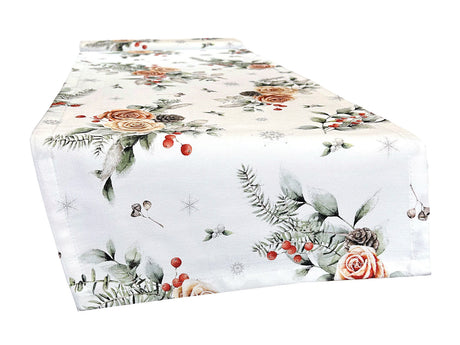 Weisser Tischlaeufer – Winterdeko mit gefrosteten Rosen in orange, Tannenzapfen und Zweigen – 100% Baumwolle – aus der beties Magie des Winters "Frost-Rose" Kollektion.