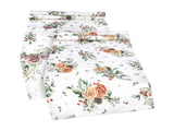 Weisse Tischlaeufer – Winterdeko mit gefrosteten Rosen in rosa oder orange, Tannenzapfen und Zweigen – 100% Baumwolle – aus der beties Magie des Winters "Frost-Rose" Kollektion.