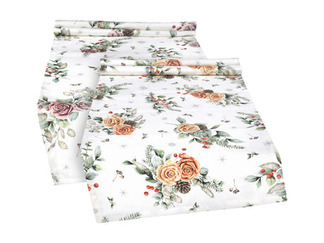 Weisse Tischlaeufer – Winterdeko mit gefrosteten Rosen in rosa oder orange, Tannenzapfen und Zweigen – 100% Baumwolle – aus der beties Magie des Winters "Frost-Rose" Kollektion.