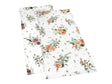 Weisse XS Tischlaeufer – Winterdeko mit gefrosteten Rosen in rosa oder orange, Tannenzapfen und Zweigen – 100% Baumwolle – aus der beties Magie des Winters "Frost-Rose" Kollektion.