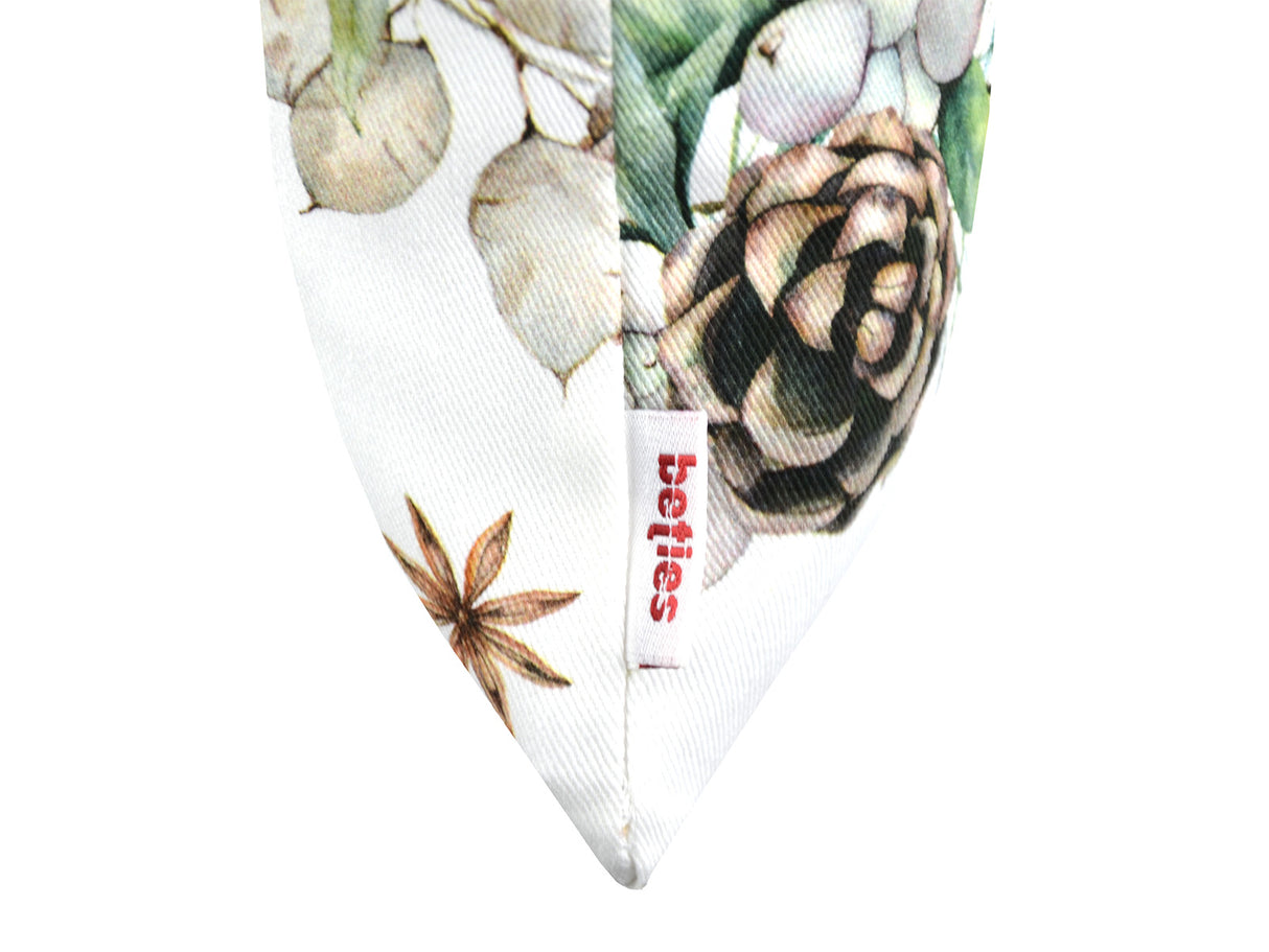 Kissenhuelle ca. 25x35 cm Detailansicht beties Logo – Winterdeko mit Tannenzapfen – 100% Baumwolle – aus der beties Kollektion, Magie des Winters "Moggl"