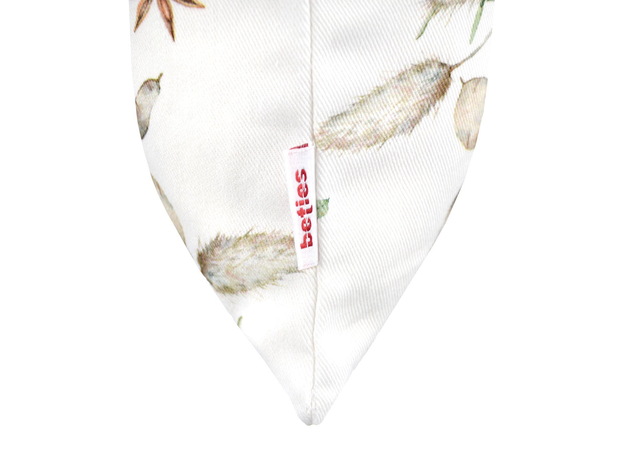 Kissenhuelle ca. 30x50 cm Detailansicht beties Logo – Winterdeko mit Tannenzapfen – 100% Baumwolle – aus der beties Kollektion, Magie des Winters "Moggl"