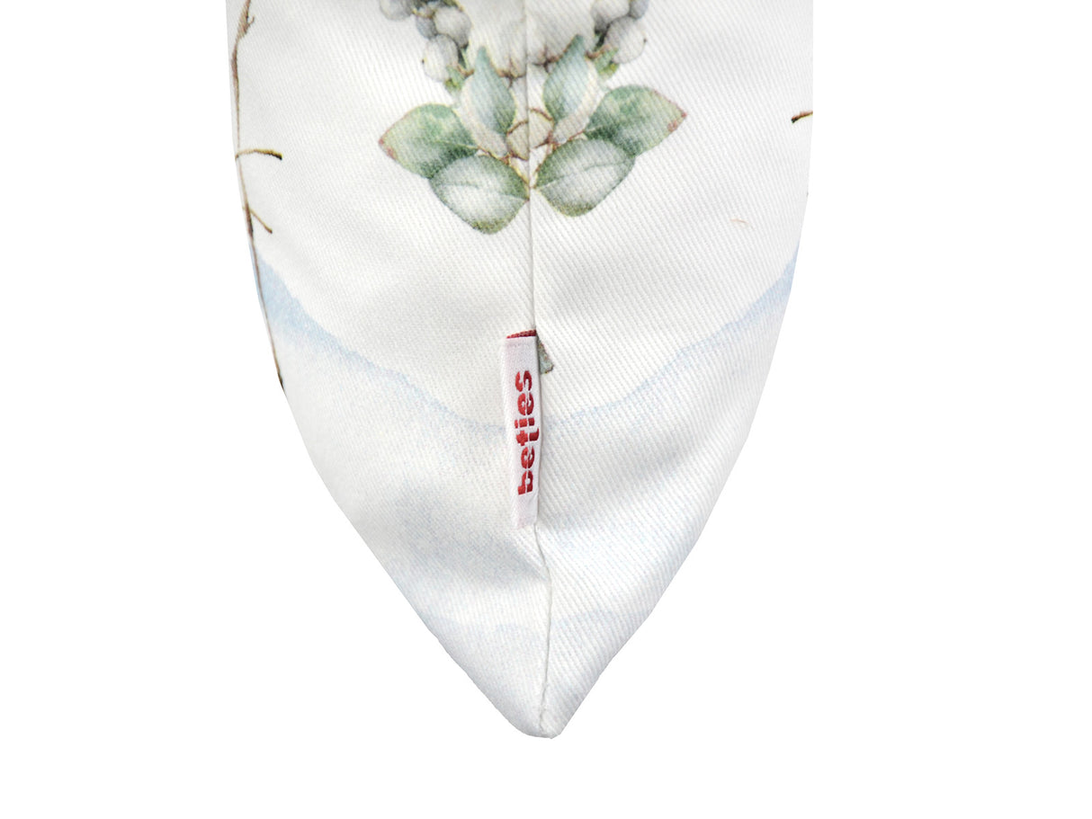 Detailansicht des beties Web-Labels an der Kissenhülle 50x50 cm – Winterdeko liebevoll gestaltet mit eiem Eichhoernchen, Tannenzapfen, Knallbeeren, Sternanis & Eukalyptus – 100% Baumwolle – beties Magie des Winters "Moggl-Hütte".