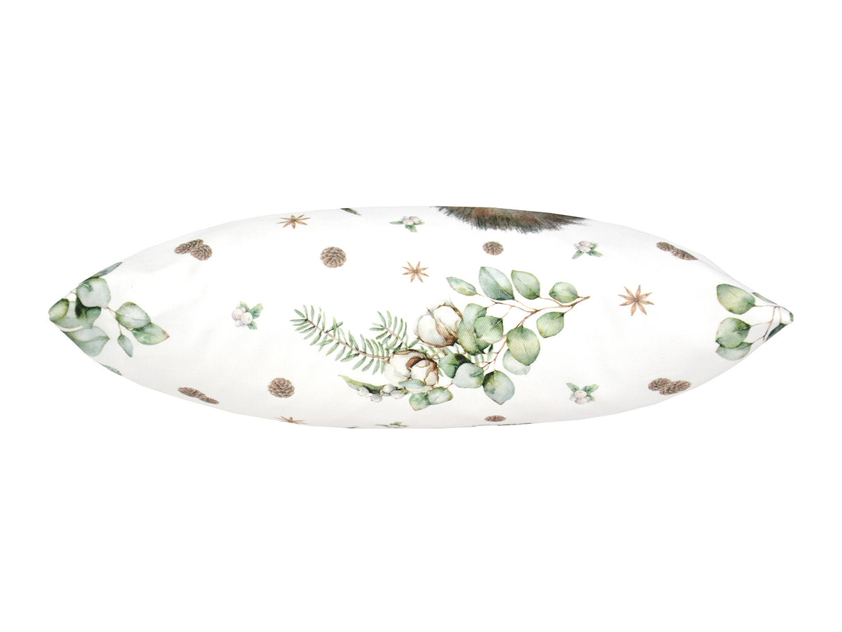 Kissenhülle von oben präsentiert, ca. 25x35 cm – Winterdeko liebevoll gestaltet mit Eichhoerchen, Tannenzapfen, Knallbeeren, Sternanis & Eukalyptus – 100% Baumwolle – beties Magie des Winters "Moggl-Hütte"