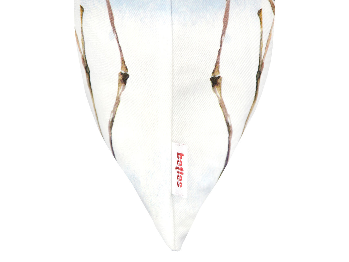 Detailansicht des beties Web-Labels an der Kissenhülle 50x50 cm – Winterdeko liebevoll gestaltet mit eiem Eichhoernchen, Tannenzapfen, Knallbeeren, Sternanis & Eukalyptus – 100% Baumwolle – beties Magie des Winters "Moggl-Hütte".