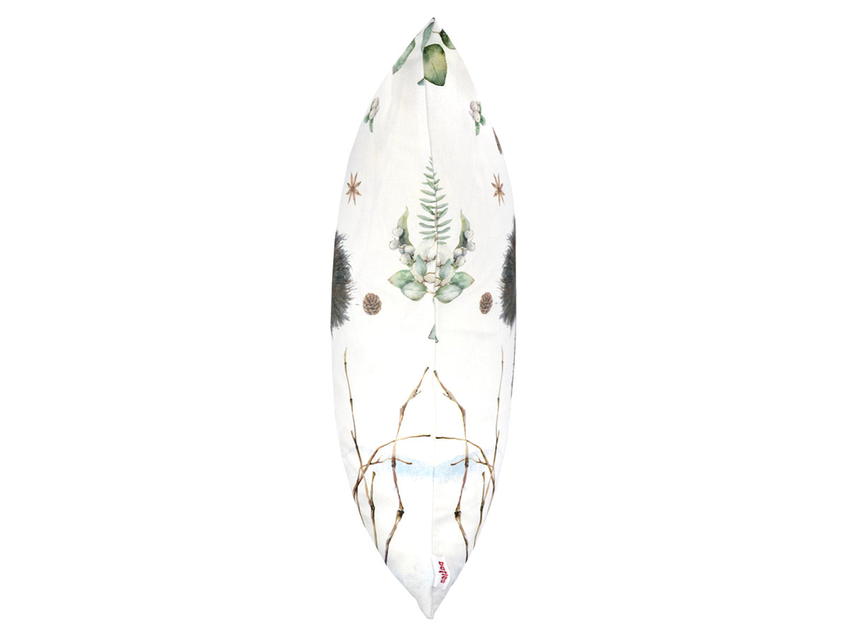 Kissenhülle von der Seite präsentiert, 50x50 cm – Winterdeko liebevoll gestaltet mit einem Eichhoernchen, Tannenzapfen, Knallbeeren, Sternanis & Eukalyptus – 100% Baumwolle – beties Magie des Winters "Moggl-Hütte".