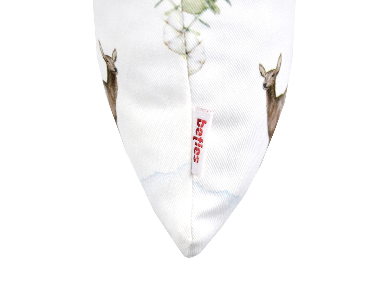 Detailansicht des beties Web-Labels an der Kissenhülle 25x35 cm – Winterdeko liebevoll gestaltet mit Hütte, Rehen, Tannenzapfen, Knallbeeren, Sternanis & Eukalyptus – 100% Baumwolle – beties Magie des Winters "Moggl-Hütte".