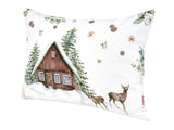 Kissenhülle ca. 25x35 cm – Winterdeko mit Hütte und Rehen – 100% Baumwolle – beties Magie des Winters "Moggl-Hütte"
