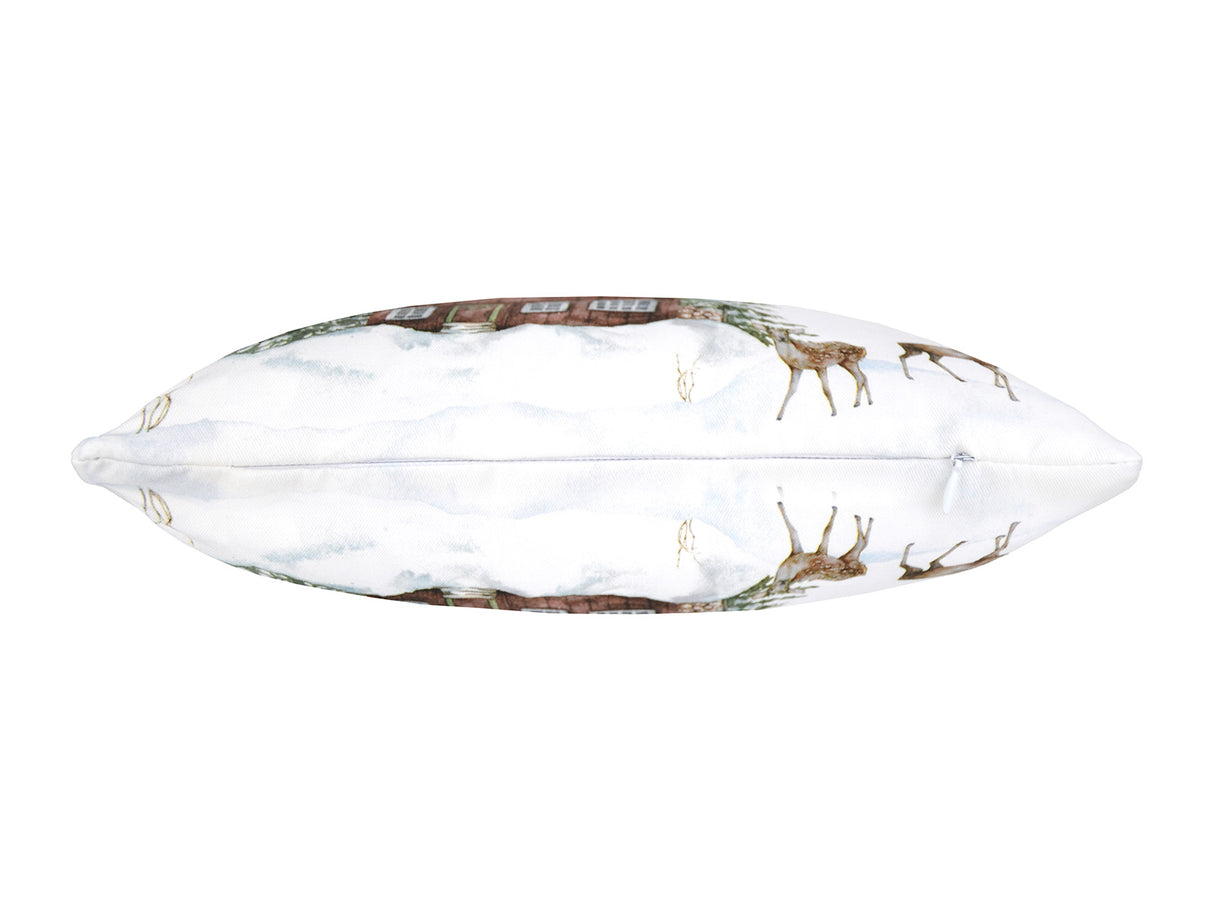 Kissenhülle von unten präsentiert, ca. 25x35 cm – Winterdeko liebevoll gestaltet mit Hütte, Rehen, Tannenzapfen, Knallbeeren, Sternanis & Eukalyptus – 100% Baumwolle – beties Magie des Winters "Moggl-Hütte".