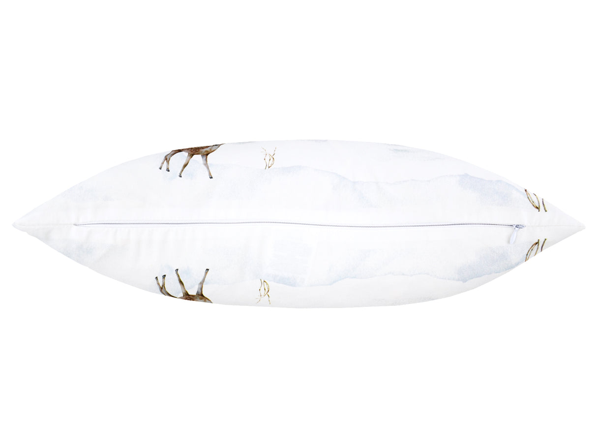 Kissenhülle von unten präsentiert, ca. 50x50 cm – Winterdeko liebevoll gestaltet mit Hütte, Rehen, Tannenzapfen, Knallbeeren, Sternanis & Eukalyptus – 100% Baumwolle – beties Magie des Winters "Moggl-Hütte".