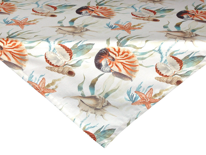 Weisse Mitteldecke bedruckt mit Muscheln, Meeresschnecken-Haeusern, Seesternen und Seegras.