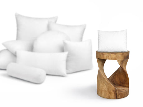  beties Publik Federkissen Fuellkissen 25x35 cm – Groessenvergleich neben einem Holzhocker 