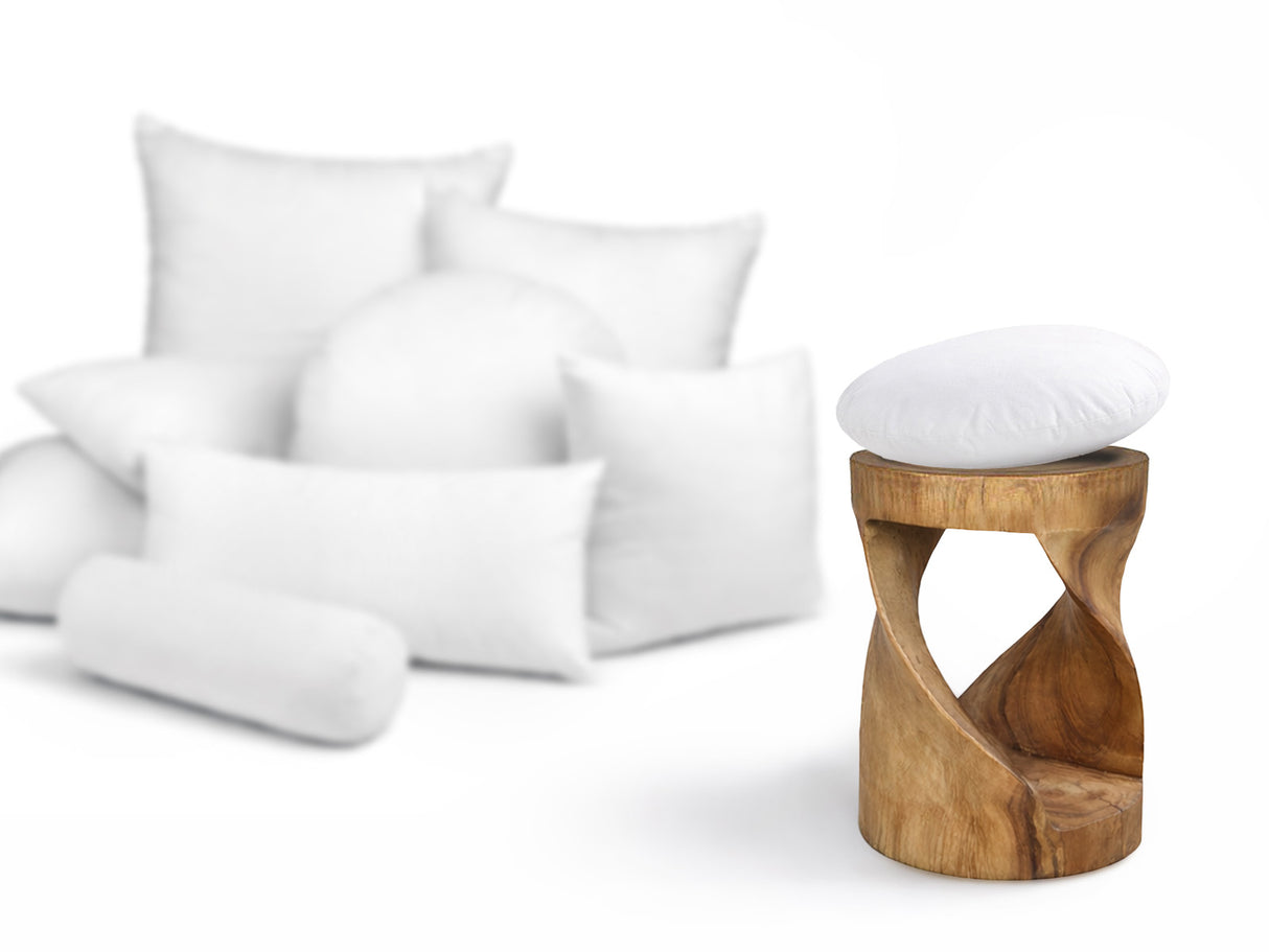  beties Publik Federkissen Fuellkissen 40 cm rund – Groessenvergleich neben einem Holzhocker 