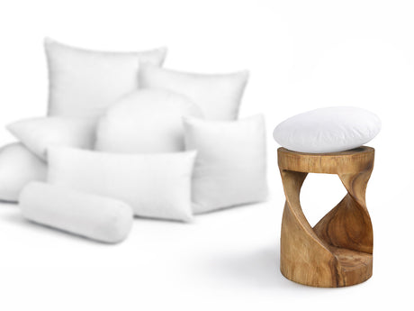  beties Publik Federkissen Fuellkissen 40 cm rund – Groessenvergleich neben einem Holzhocker 