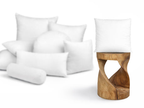  beties Publik Federkissen Fuellkissen 40x40 cm – Groessenvergleich neben einem Holzhocker 