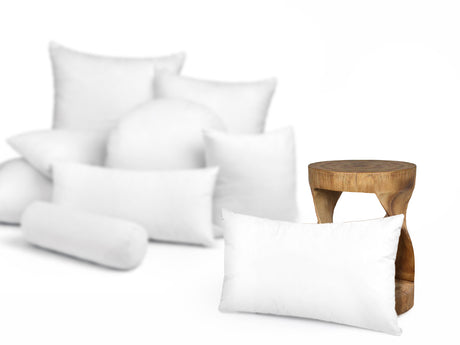  beties Publik Federkissen Fuellkissen 50x80 cm – Groessenvergleich neben einem Holzhocker 