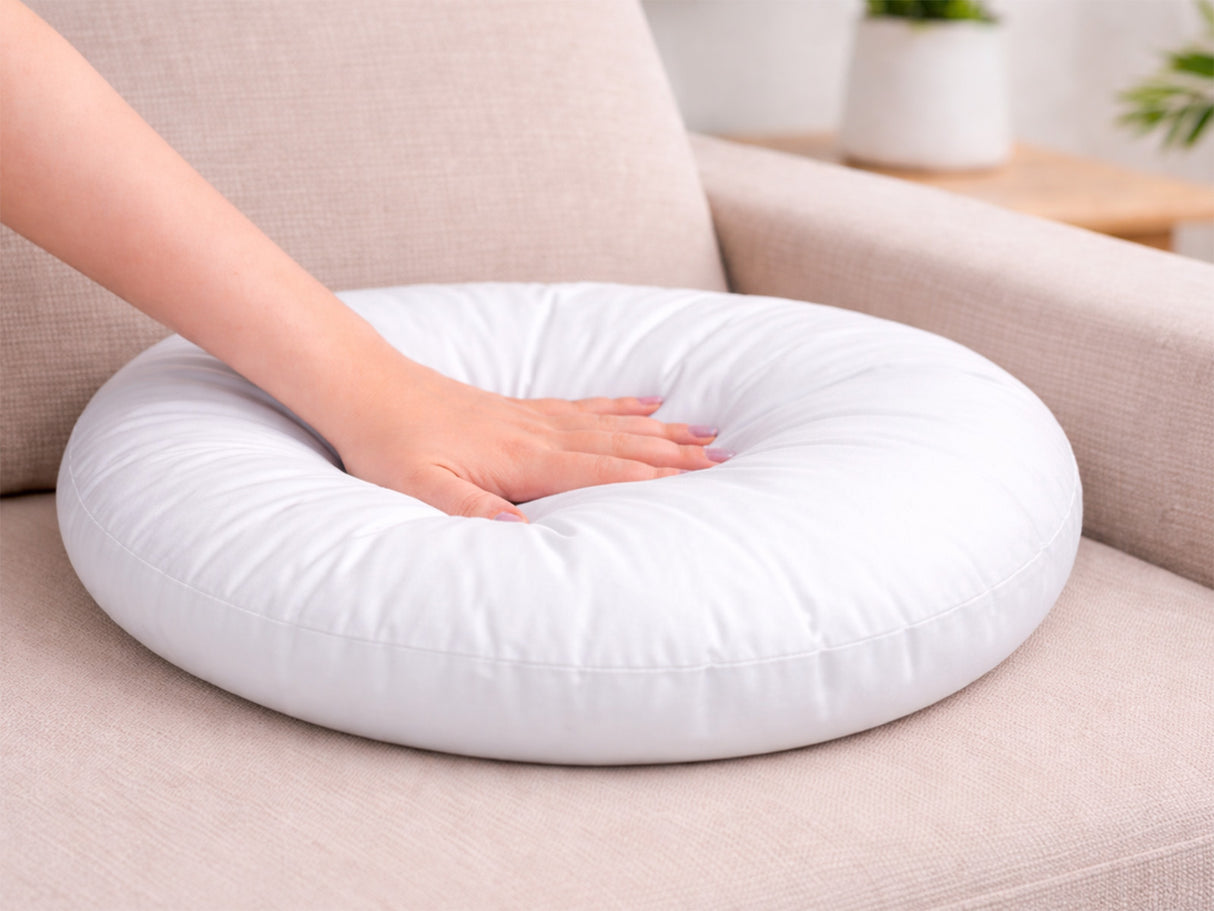  beties Publik Federkissen Fuellkissen – Milieu-Aufnahme Rundes Kissen –  Füllmenge auf einem hellem Sofa 