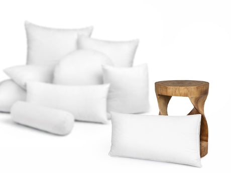  beties Publik Federkissen Kopfkissen 40x80 cm – Groessenvergleich neben einem Holzhocker 