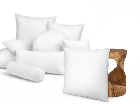  beties Publik Federkissen Kopfkissen 80x80 cm – Groessenvergleich neben einem Holzhocker 