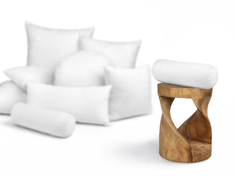 beties Publik Federkissen Nackenrolle 15x40 cm – Groessenvergleich neben einem Holzhocker 