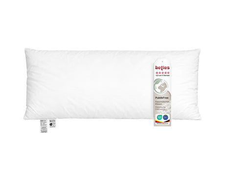 beties PublikFree Polyesterflocken Füllkissen 30x70 cm – weißes Füllkissen mit etikett mit klassischer veganer Polyesterflocken-Füllung, Bezug aus weißem Baumwollstoff, freigestellt auf weißem Hintergrund