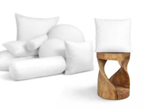 beties PublikFree Polyesterflocken Füllkissen 40x40 cm – Größenvergleich neben einem Holzhocker, veganes Dekokissen ohne Federn, klassische Füllung