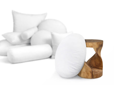 beties PublikFree Polyesterflocken Füllkissen 80 cm rund – Größenvergleich neben einem Holzhocker, rundes veganes Dekokissen ohne Federn, klassische Füllung